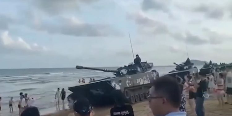 Chiny gromadzą wojsko na wybrzeżu obok Tajwanu! Nagrania niepokoją [WIDEO]