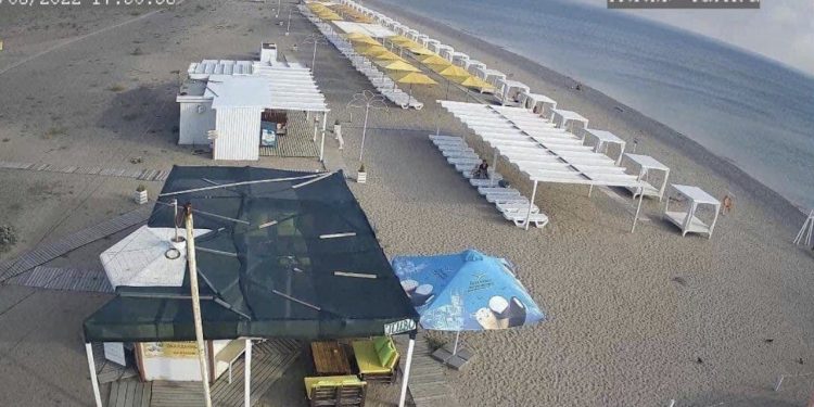 Zdjęcia opuszczonych plaż na Krymie obiegają sieć. „Prawdopodobnie morze jest zimne”