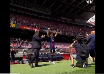 Lewandowski oficjalnie zaprezentowany w Barcelonie! Numer na koszulce ujawniony [WIDEO]