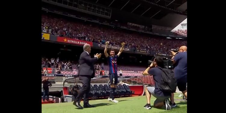 Lewandowski oficjalnie zaprezentowany w Barcelonie! Numer na koszulce ujawniony [WIDEO]