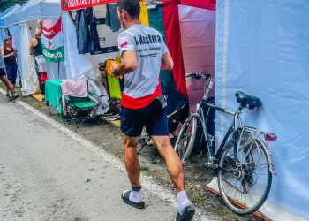 Polak biegnie Ironmana w… klapkach. Obecnie zajmuje drugie miejsce [FOTO]