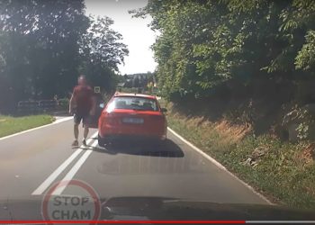 Agresywny kierowca zatrzymał go na drodze. Reakcja zachwyciła internautów [WIDEO]