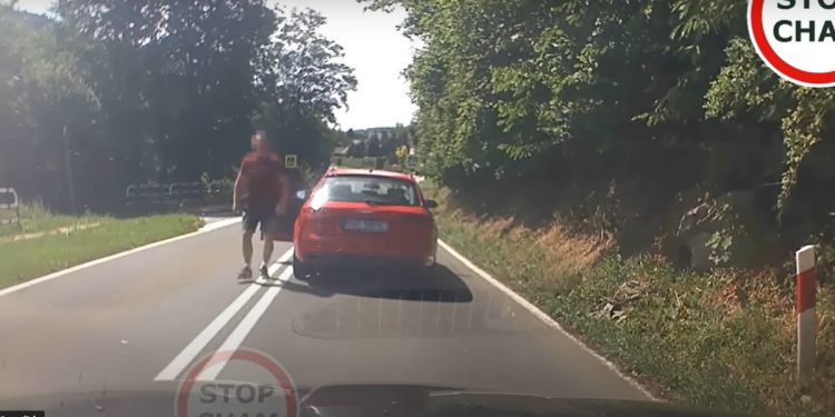 Agresywny kierowca zatrzymał go na drodze. Reakcja zachwyciła internautów [WIDEO]