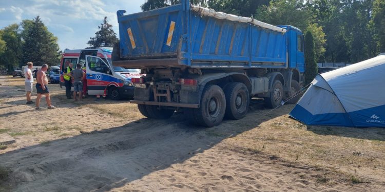 Ciężarówka wjechała w kemping w Międzyzdrojach! Wcześniej taranował samochody