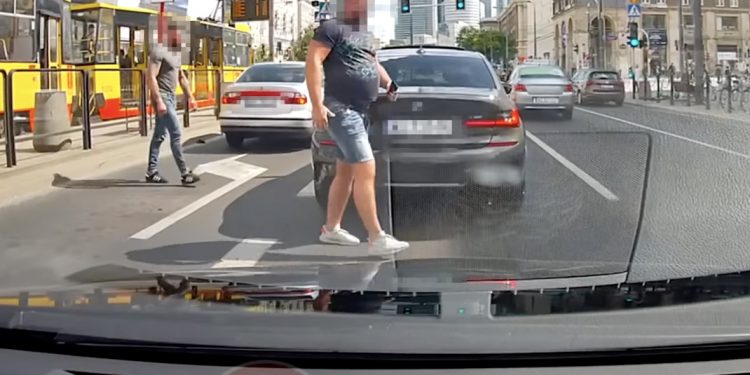 Osiłek z BMW pobił kierowcę. Wszystko zostało nagrane! [WIDEO]