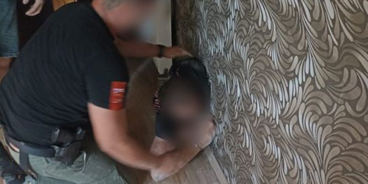 Policjanci wyciągnęli go… przez ścianę. Miała być kryjówka idealna, ale coś poszło nie tak