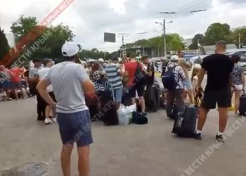 Tłumy Rosjan na dworcu. W panice próbują opuścić Krym [WIDEO]