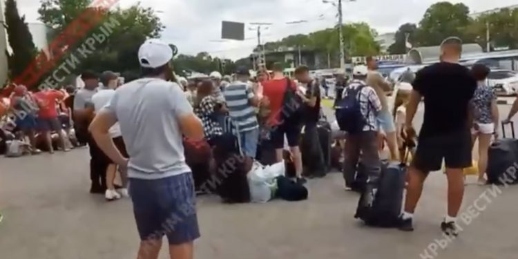 Tłumy Rosjan na dworcu. W panice próbują opuścić Krym [WIDEO]