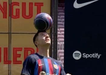 Niezwykły gość na prezentacji Lewandowskiego. Fani od razu to dostrzegli