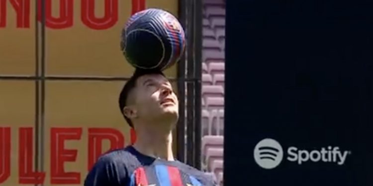 Niezwykły gość na prezentacji Lewandowskiego. Fani od razu to dostrzegli