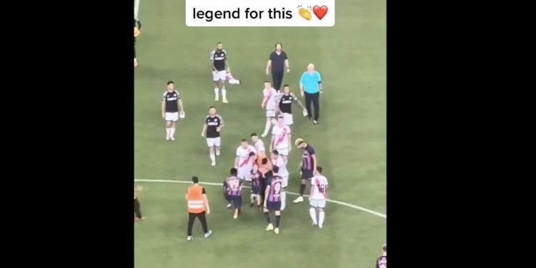 Mały kibic Barcelony wbiegł na boisko. Zachowanie Lewandowskiego podbija sieć [WIDEO]