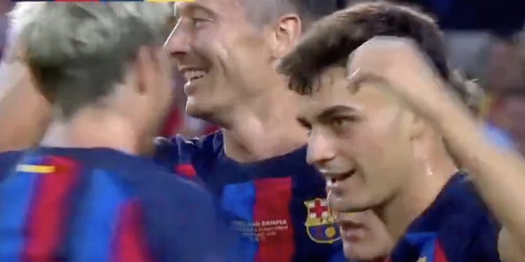 Robert Lewandowski i Pedri po strzelonym golu