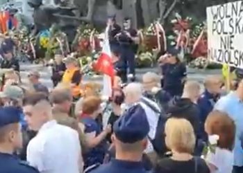 manifestacja podczas marszu powstania warszawskiego