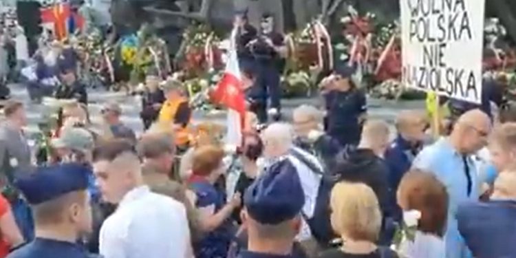 manifestacja podczas marszu powstania warszawskiego