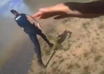 Policjanci nie wyłączyli kamery. Nagranie z dramatycznej akcji trafiło do sieci [WIDEO]