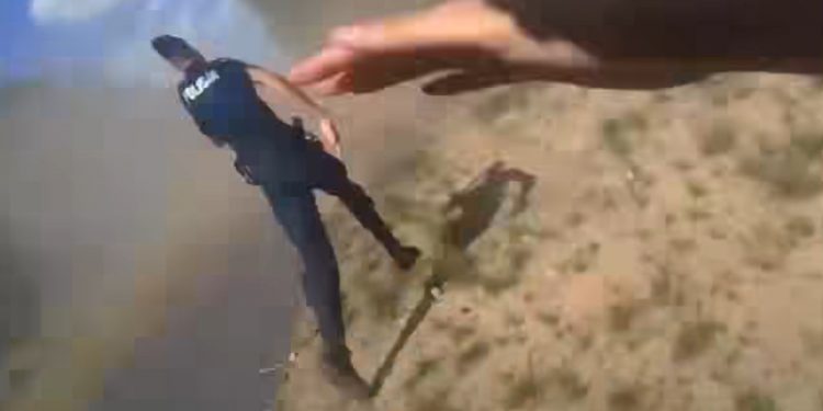 Policjanci nie wyłączyli kamery. Nagranie z dramatycznej akcji trafiło do sieci [WIDEO]