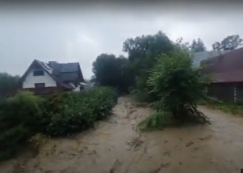 Woda wdarła się na teren posesji. Dramatyczne nagrania z południowej Polski [WIDEO]