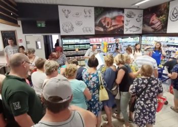 Dantejskie sceny na otwarciu sklepu. Tłum ludzi walczących o… olej [WIDEO]