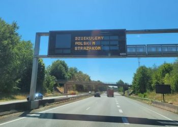 Polscy strażacy ruszyli do Francji. Tak ich powitali! [FOTO]