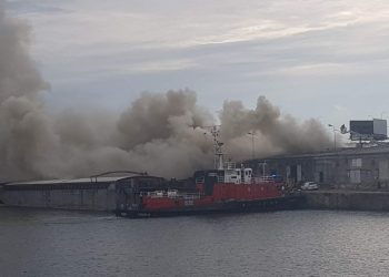 Kłęby dymu nad portem w Szczecinie! Wybuchł wielki pożar [WIDEO]