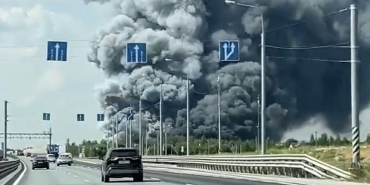 Gigantyczny pożar pod Moskwą. Tysiąc osób ewakuowanych, są nagrania [WIDEO]