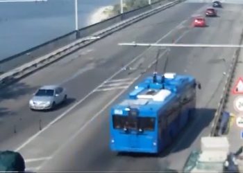 Rosjanie chcieli trafić w most. Nagranie ich „precyzji” obiegło sieć [WIDEO]