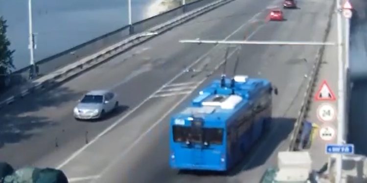 Rosjanie chcieli trafić w most. Nagranie ich „precyzji” obiegło sieć [WIDEO]