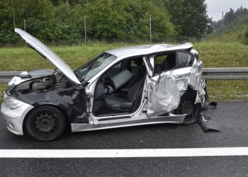 Chcieli przeczekać burzę… na autostradzie. Z auta niewiele zostało