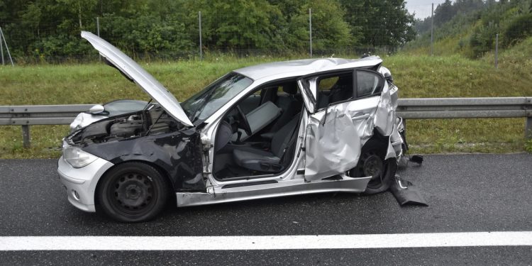 Chcieli przeczekać burzę… na autostradzie. Z auta niewiele zostało