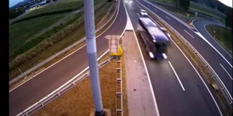 Ujawniono nagranie z polskim autokarem! Minuty przed tragedią [WIDEO]