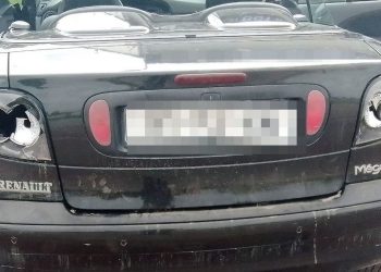 Zniszczył samochód matki, który… sam jej kupił. Kuriozalny powód