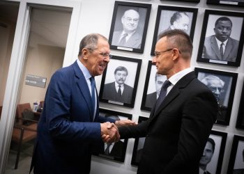 Szef węgierskiej dyplomacji spotkał się z Ławrowem. „Nie będzie pokoju bez dialogu”