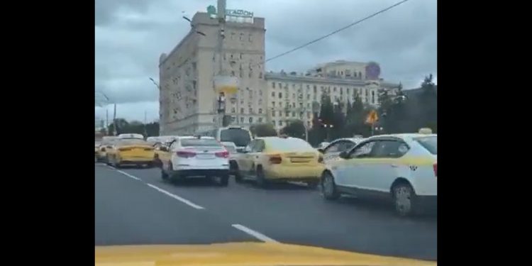 Hakerzy Anonymous sparaliżowali centrum Moskwy! Sprytny pomysł [WIDEO]