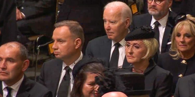 Dlaczego Duda na pogrzebie Elżbiety II siedział przed Bidenem? Proste wyjaśnienie