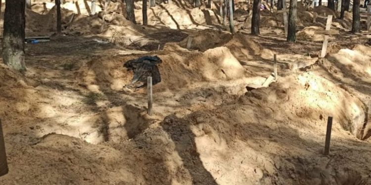 Kolejne masowe groby odkryte na Ukrainie