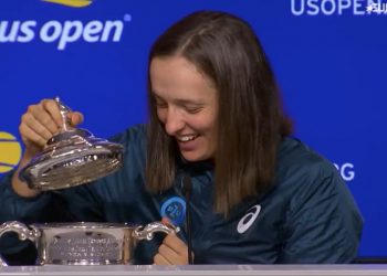 Iga Świątek zajrzała do pucharu. Była niespodzianka! „Żartujecie sobie? Kto to zrobił?” [WIDEO]