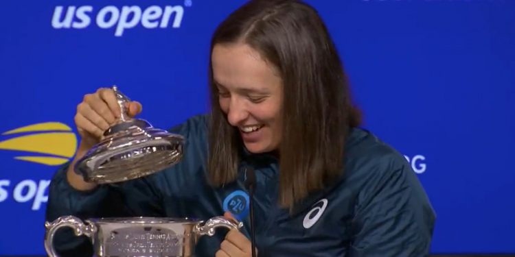 Iga Świątek zajrzała do pucharu. Była niespodzianka! „Żartujecie sobie? Kto to zrobił?” [WIDEO]