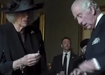 Karol III wpadł we wściekłość. Wszystko nagrały kamery. „Mam tego dość!” [WIDEO]