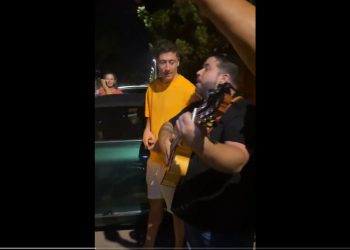 Lewandowski śpiewa z kibicami na ulicy. Nagranie podbija sieć [WIDEO]