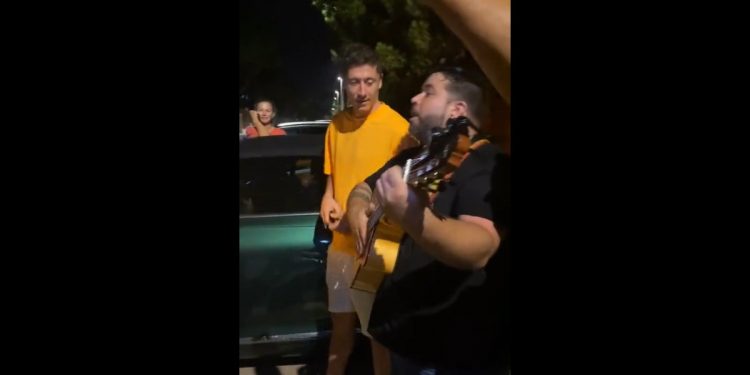 Lewandowski śpiewa z kibicami na ulicy. Nagranie podbija sieć [WIDEO]