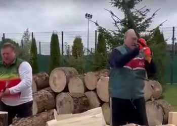 Łukaszenka rąbie drewno „dla Europy”. „Żeby Duda i Morawiecki nie zamarzli” [WIDEO]