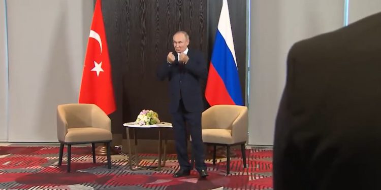 Putin kuriozalnie się zachowywał. Nabijał się z dyplomaty? [WIDEO]