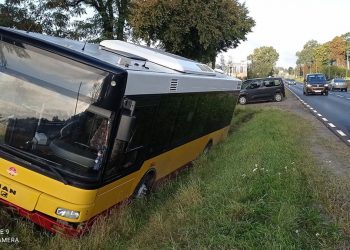 Autobus miejski w rowie. Szokujące ustalenia dotyczące kierowcy!
