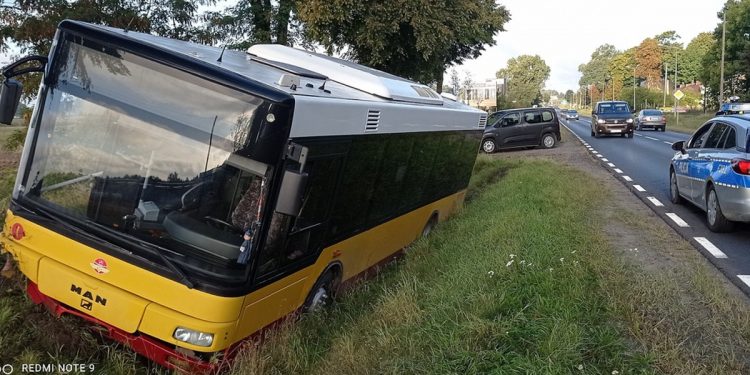 Autobus miejski w rowie. Szokujące ustalenia dotyczące kierowcy!