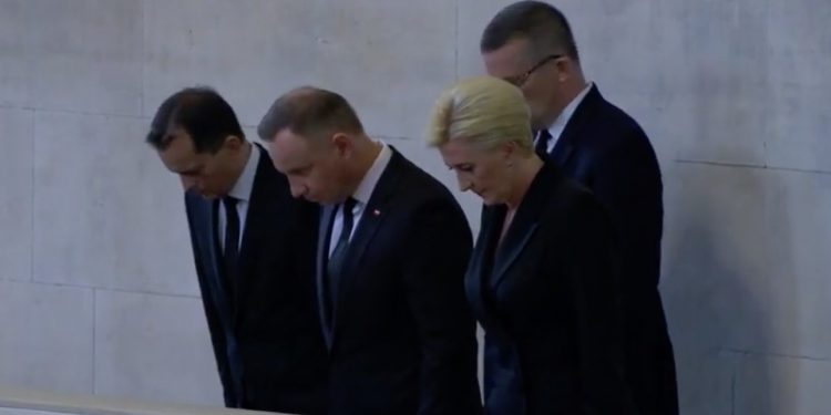 Andrzej Duda oddał hołd królowej Elżbiecie II. Jest nagranie [WIDEO]