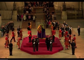 Incydent przy trumnie Elżbiety II. Po tym przerwali transmisję [WIDEO]