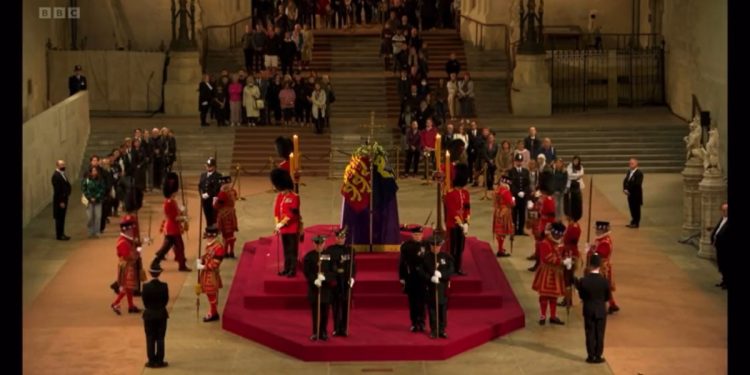 Incydent przy trumnie Elżbiety II. Po tym przerwali transmisję [WIDEO]