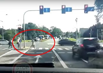 Karetka pędziła na sygnale. Tymczasem na przejściu dla pieszych… [WIDEO]