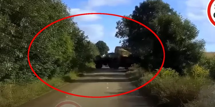 Kierowca traktora zrobił coś, w co trudno uwierzyć bez nagrania [WIDEO]