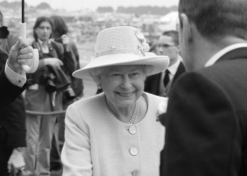 Polski dyplomata złamał protokół, bo prosiła go o to sama królowa. „Pan jest Polakiem?”